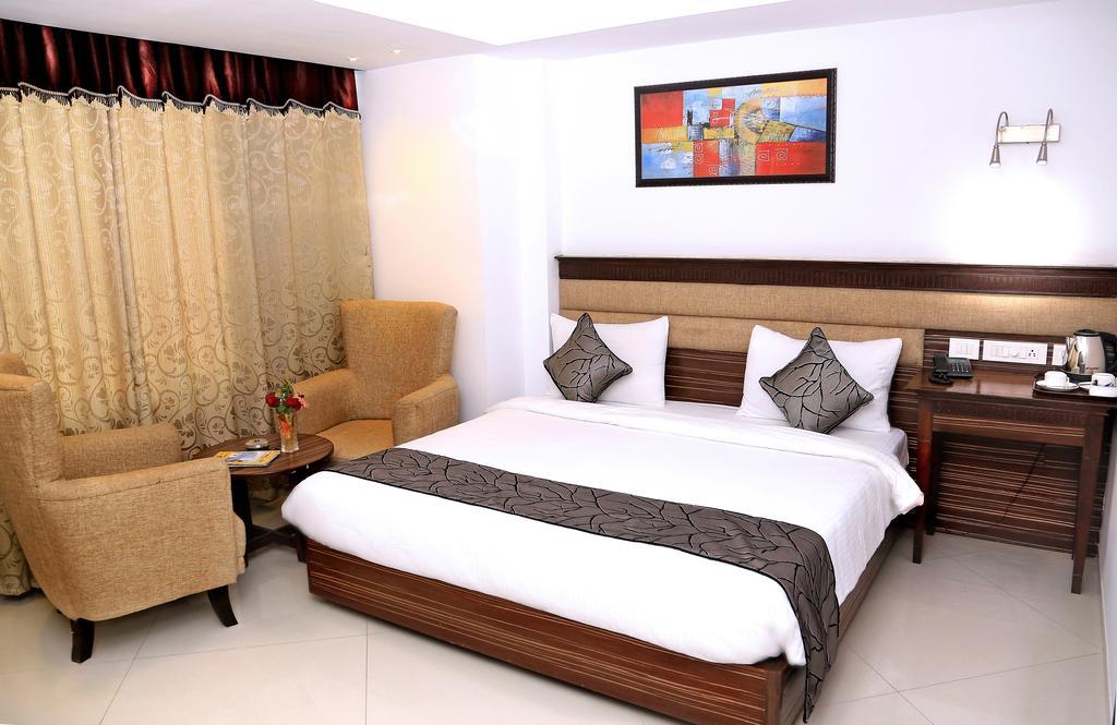 The Grand Radiant Hotel Lucknow Room photo